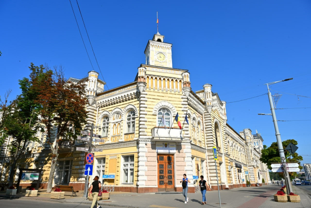 Drapelele de pe clădirea Primăriei Municipiului Chișinău au fost arborate în bernă
