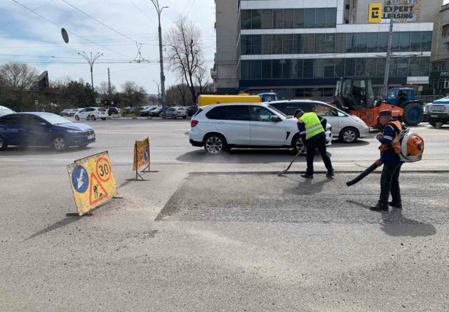 Serviciile de întreținere a drumurilor publice au început plombarea gropilor din carosabil cu asfalt fierbinte