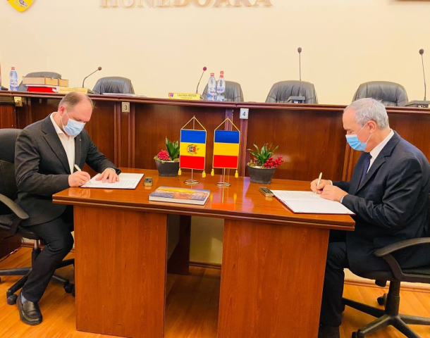 Signing the letter of intent regarding the conclusion of a Cooperation and Twinning Agreement between Chisinau and Hunedoara County