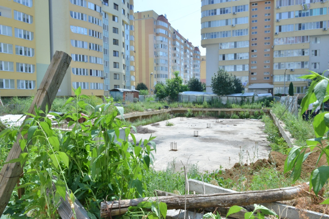 Закладка ямы фундамента на строительной площадке по ул. Алба-Юлия, 93