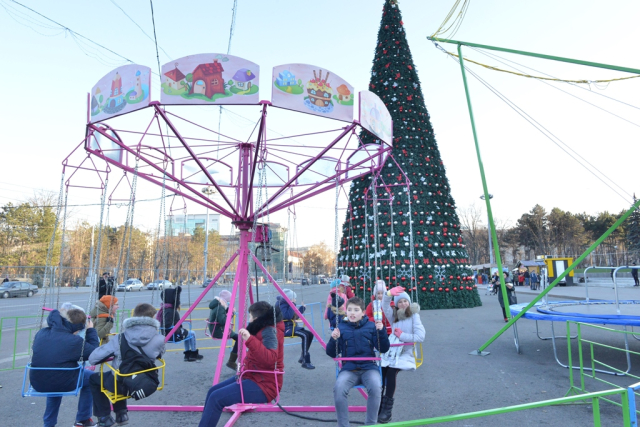 Дети смогут бесплатно пользоваться мини-парком развлечений около Новогодней Елки с 14:00 до 17:00

