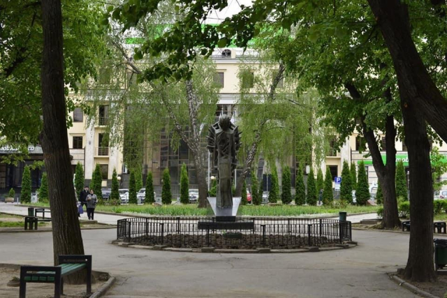 Souvenir sellers from the "Mihai Eminescu" square will be relocated in arranged places and will have the issuance of trade permits

