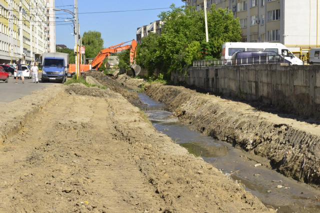 Cleaning up the Durlești riverbed

