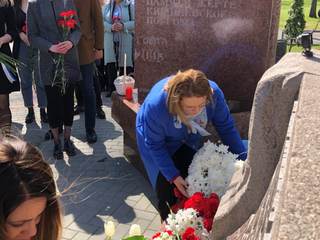 Laying flowers in memory of the victims of the Jewish Pogrom since 1903 