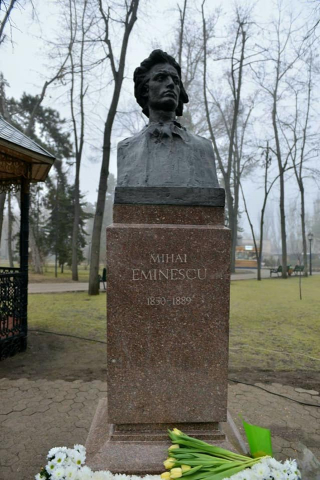 Администрации муниципиев Кишинэу и Бухарест отдали дань памяти Михаю Еминеску

