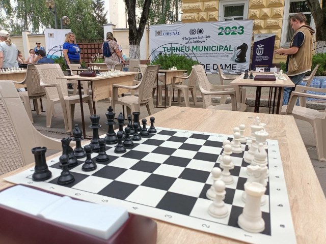 La Chișinău se desfășoară primul Turneu municipal de șah și jocul de dame pentru seniori
