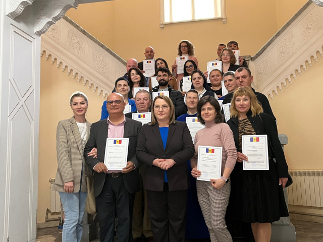 A group of 21 people took the oath at Chisinau City Hall on Monday to obtain or regain the citizenship of the Republic of Moldova.