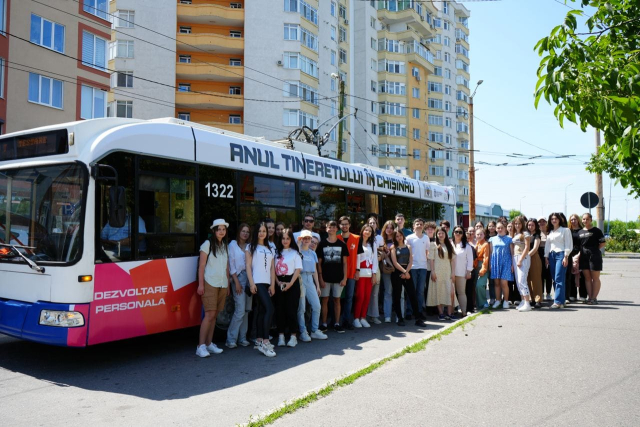 Продвижение Года молодежи в Кишиневе посредством надписи на троллейбусе