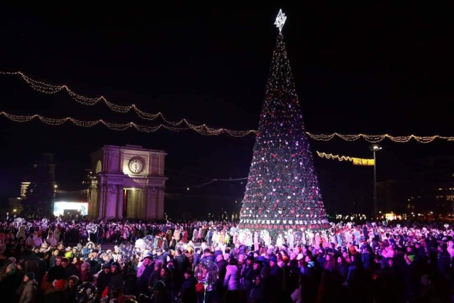  The inauguration of the Christmas tree and the lighting of the holiday lights in the center of the city

