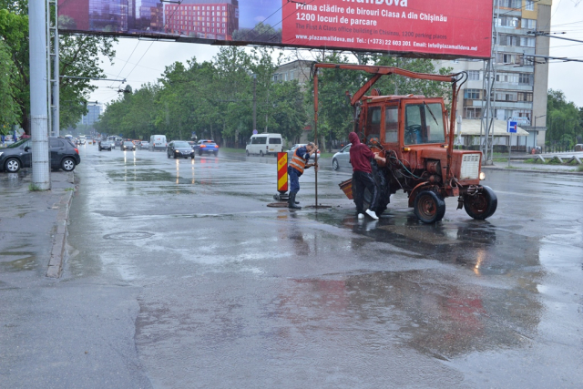 Работы муниципальных служб по устранению последствий проливного дождя прошлой ночи  

