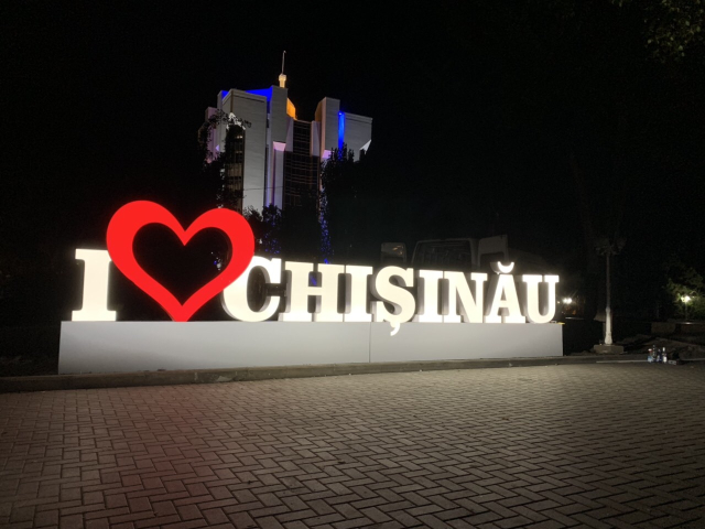 В сквере Национального Театра Оперы и Балета установлен декоративный элемент „I love Chișinău"

