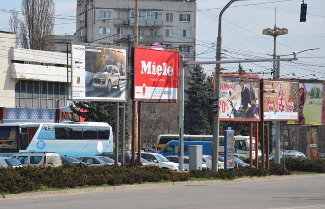 An inventory of unauthorized structures and advertising devices in Chisinau

